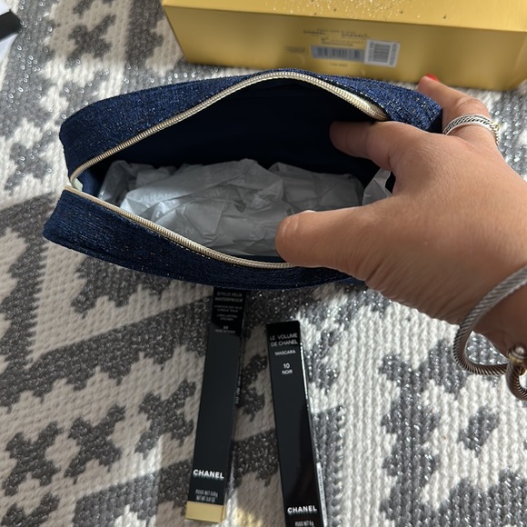 Chanel A Sight to See Mascara Holiday Makeup Set - Picture 5 of 6